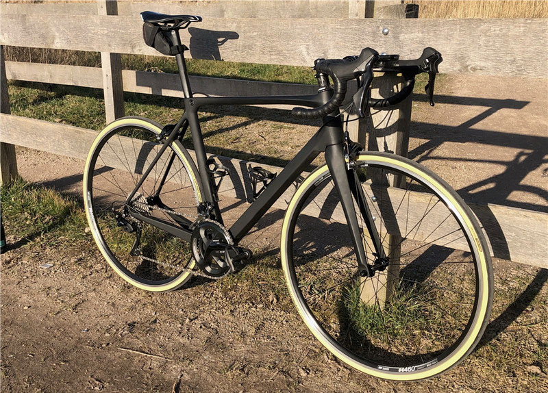 Komplett cykel byggd med LCR007-V road carbon ram